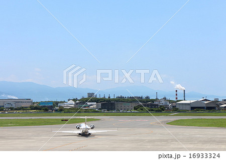 松山空港滑走路と工場地帯 16933324