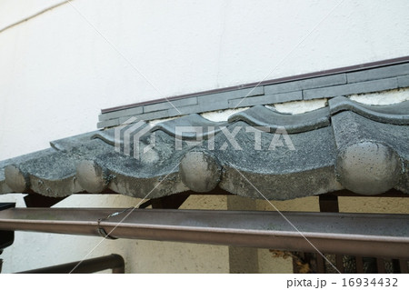 屋根の簡単リホーム・塗装と補修前の庇屋根瓦と漆喰と雨樋・横位置 16934432