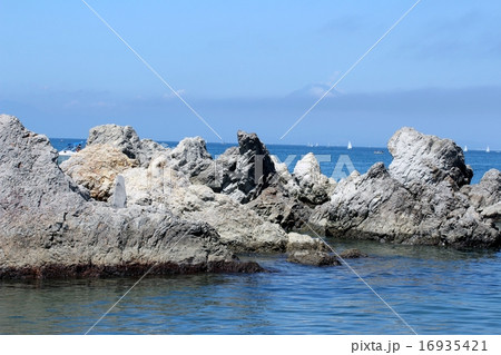 海から望む富士山 16935421