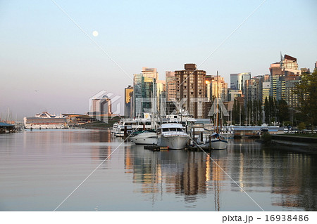 バンクーバーダウンタウンの夕焼け-Vancouver DownTown in Sunset 16938486