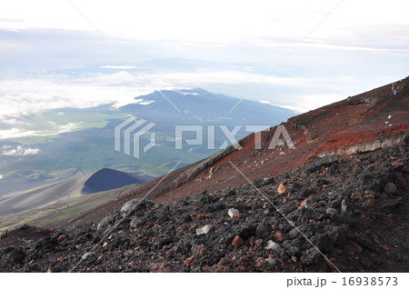 富士登山 山行中に出会う美しい風景 中腹から見下ろす景色 富士登山 山行中に出会う美しい風景 中腹から見下ろす景色 16938573
