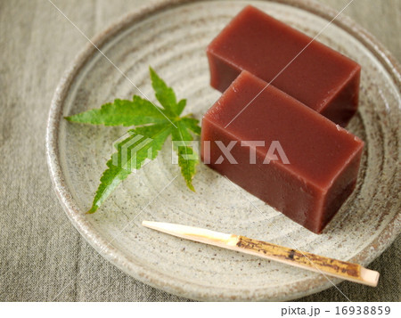 水ようかん　背景グレー　（横位置ハイアングル） 16938859