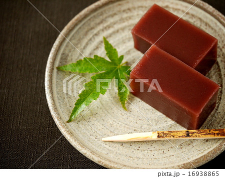 水ようかん　　黒背景　（横位置ハイアングル） 16938865