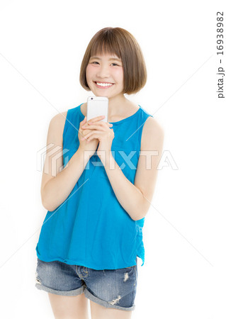 タンクトップとホットパンツを履いた爽やかな女の子 16938982