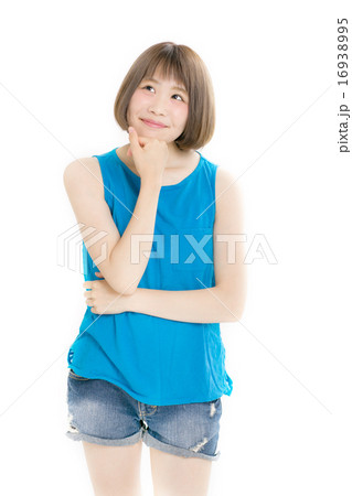 タンクトップとホットパンツを履いた爽やかな女の子 16938995