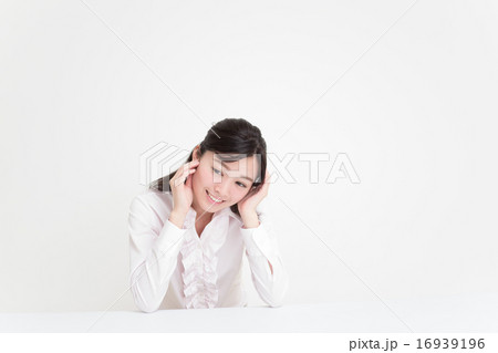 物思いにふける若い女性 OL 物思いにふける若い女性 OL 16939196