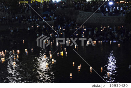 ヒロシマの灯篭流し 16939420