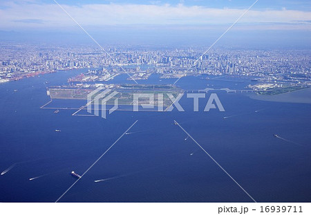 快晴の東京湾上空から望む東京港と東京都心 快晴の東京湾上空から望む東京港と東京都心 16939711