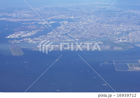 東京湾上空から望む2015年の羽田空港 東京湾上空から望む2015年の羽田空港 16939712