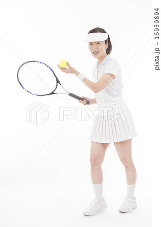 テニスをする50代の女性 16939894