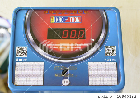 This image is a digital weighing scale. Coin-opera 16940132
