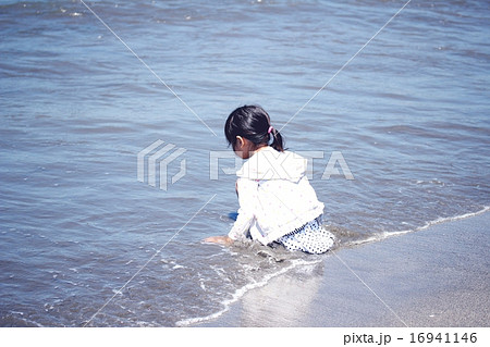 海遊びをする子供 16941146
