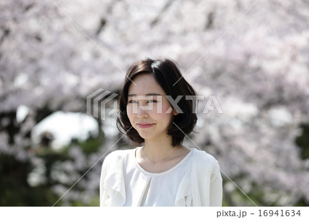 桜と女性 16941634