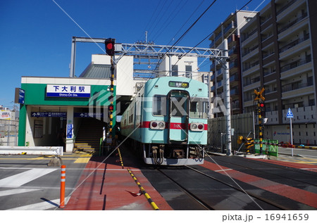 西鉄の踏み切りと駅 16941659