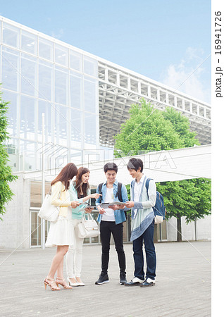 タブレットを持って話す大学生 16941726