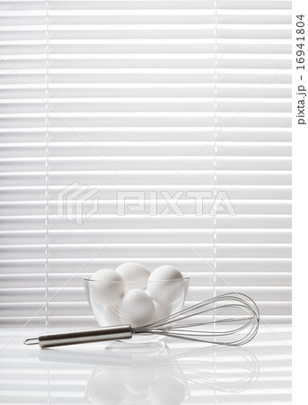 Eggs and whisk composition 16941804