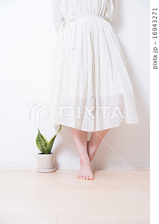 裸足 女性 裸足 女性 16943271