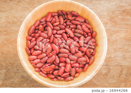 Raw red kidney bean in wooden bowl 16944266