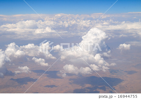 アラビア半島上空からの空撮 16944755