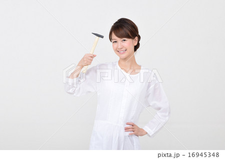 金づちを持つ女性 金づちを持つ女性 16945348