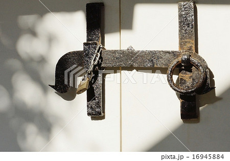 堅牢な背景素材 日本の伝統的な蔵の錠前 横位置の写真素材