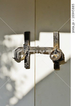 堅牢な背景素材 日本の伝統的な蔵の錠前 縦位置の写真素材
