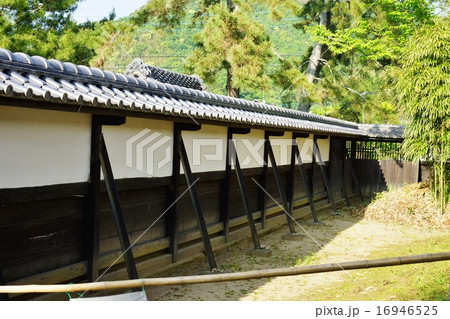 静岡県観光スポット・韮山江川邸の表門脇の漆喰と黒板の長い築地塀・横位置 16946525