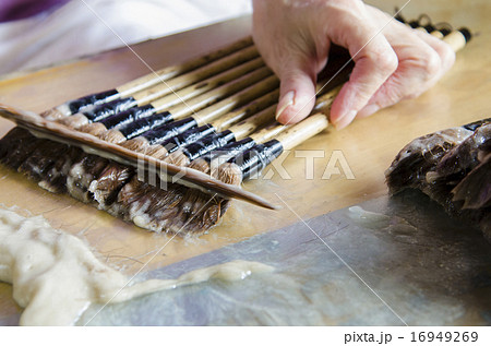 書道筆の仕上　糊で固める 16949269