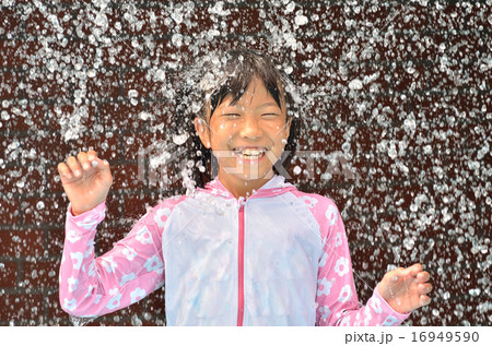 プールで遊ぶ女の子 プールで遊ぶ女の子 16949590
