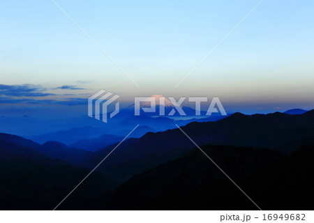 丹沢山より富士山を臨む 丹沢山より富士山を臨む 16949682