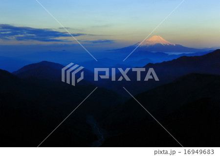 丹沢山より富士山を臨む 丹沢山より富士山を臨む 16949683