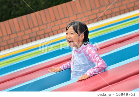 プールの滑り台で遊ぶ女の子 16949753