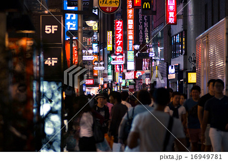 夜の渋谷センター街の雑踏の写真素材