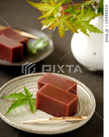 水ようかん　もみじ添え　背景黒　（縦位置）　 16949816