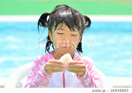 プールサイドでおにぎりを食べる女の子 16949865