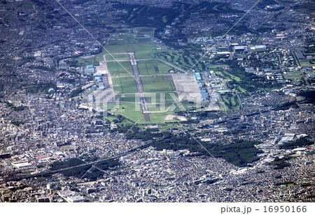 神奈川県大和市と綾瀬市にまたがる日米共同使用の厚木基地の空撮 神奈川県大和市と綾瀬市にまたがる日米共同使用の厚木基地の空撮 16950166