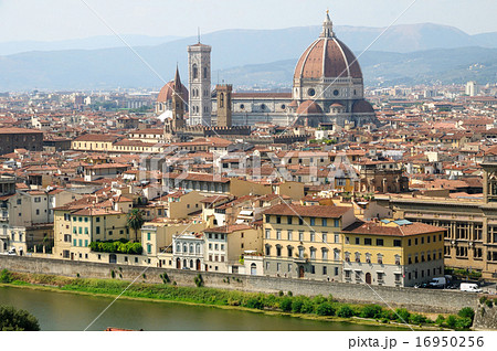 イタリア フィレンツェのミケランジェロ広場からドゥオモを見下ろすの写真素材