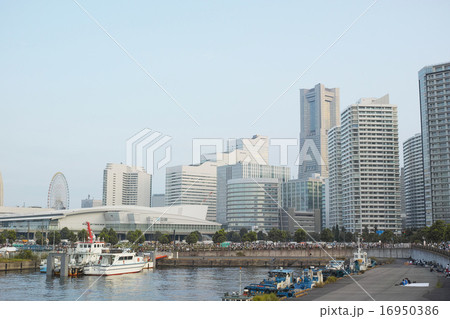 みなとみらい橋の歩道から見た横浜みなとみらいの風景 16950386