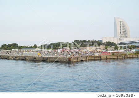 花火大会の見物人でにぎわう横浜みなとみらい臨港付近の風景 16950387