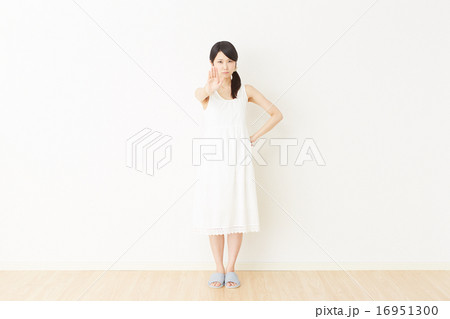 部屋で制止する女性 16951300