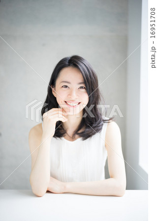 考える女性 考える女性 16951708