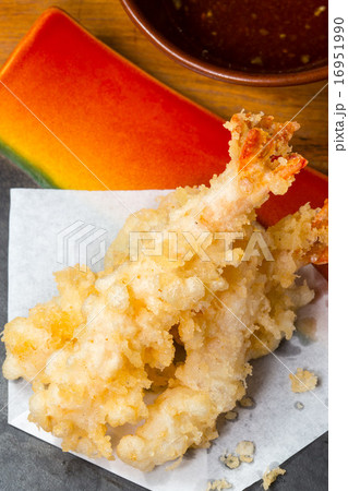 Japanese ebi shrimp tempura served with soy sauce 16951990