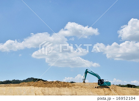 土地の造成工事現場 16952104