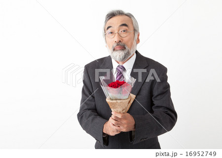 赤いバラの花束を持つシニアのビジネスマン 16952749