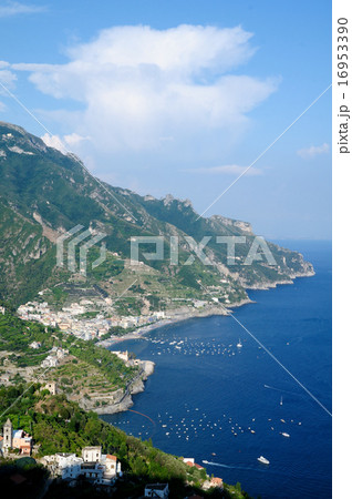 イタリア アマルフィ海岸 丘の上の町ラヴェッロから見下ろしたマイオ-リの街並み イタリア アマルフィ海岸 丘の上の町ラヴェッロから見下ろしたマイオ-リの街並み 16953390
