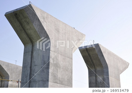 建設中の道路の橋脚 16953479