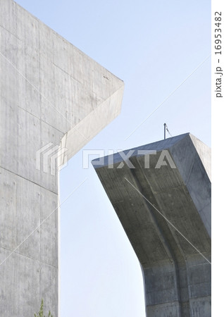 建設中の道路の橋脚 16953482