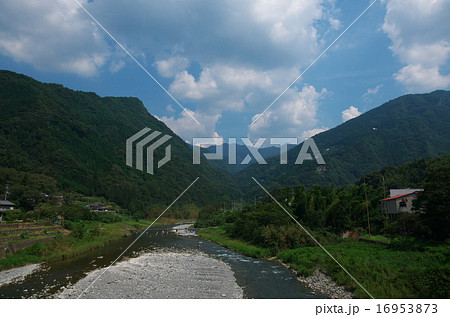 四国山地と穴吹川(徳島県) 16953873