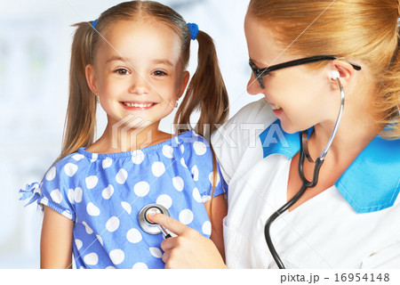 Doctor pediatrician and child patient 16954148