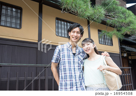 京都観光する若いカップル 16954508